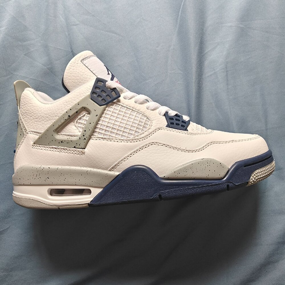 Midnight Navy blue Jordan Retro 4